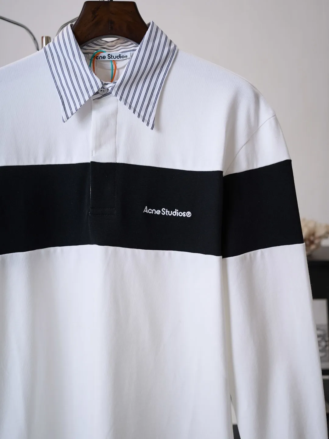 [Real auction] Acne Studios embroidered striped long-sleeved Polo shirt [In Stock] S M L Striped contrasting lapels hide layered ingenuity. Matte soft light covers plain texture. Retro spontaneity and minimalist restraint coexist in a harmonious symbiosis between neat lines, showing relaxed and elegant style. Imported machine embroidery technology is used. Advanced computer control system and precise mechanical parts are used to realize the Acne Studios logo work. High precision. The lines are smooth and delicate. The fabrics have been fermented and washed. They have a better hand feel and texture. They are not easy to deform, shrink or fade. Maintains long-lasting beauty with a loose fit